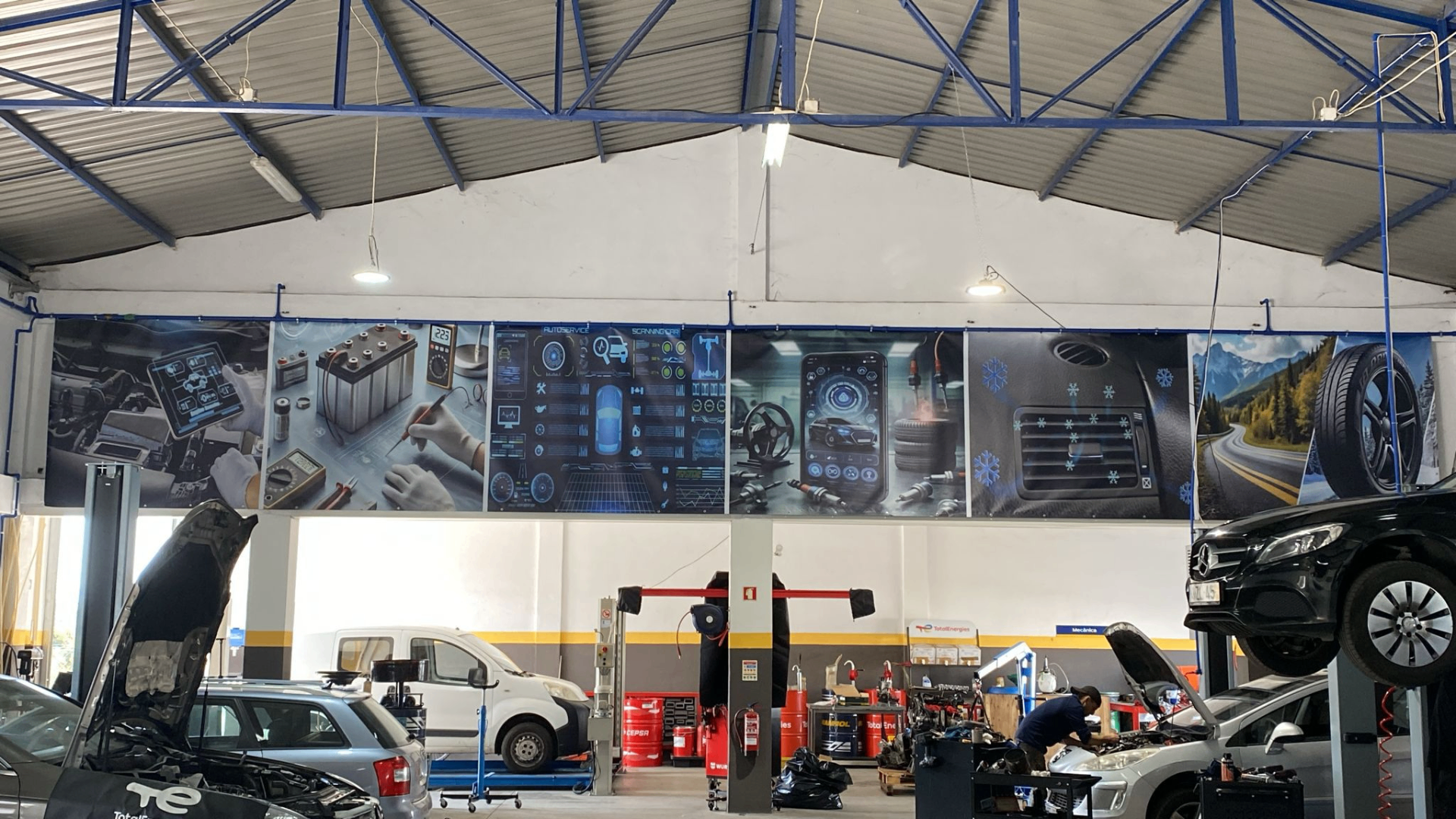 Interior da oficina com veículos em manutenção